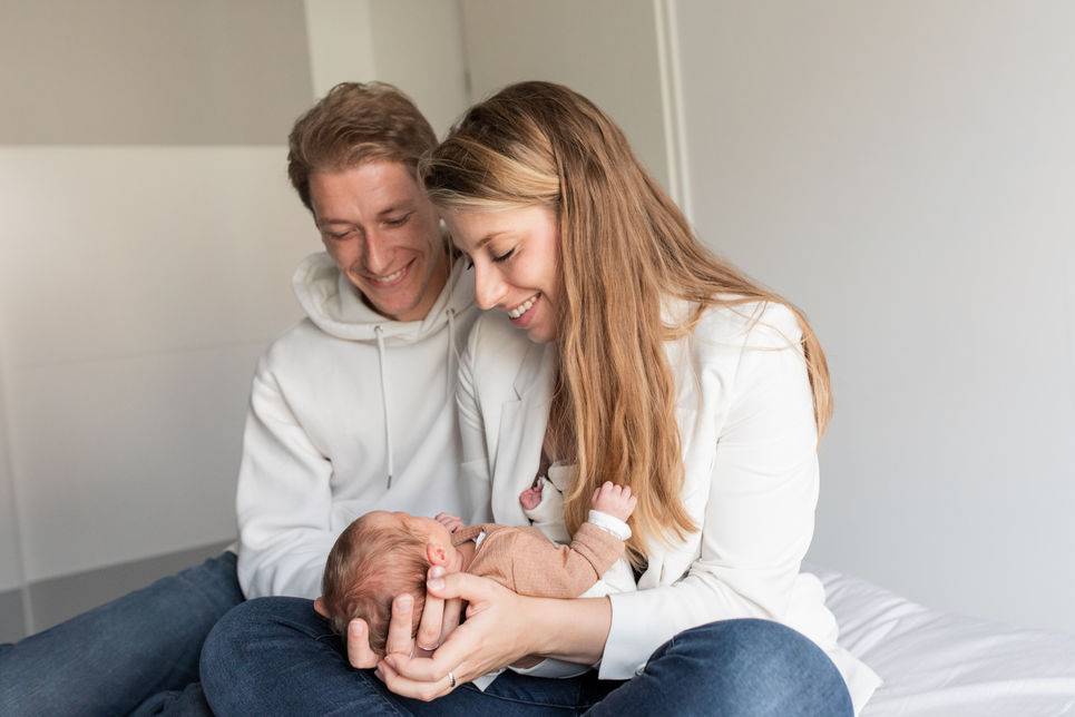 Newborn fotografie met trotse ouders en hun pas geboren kindje