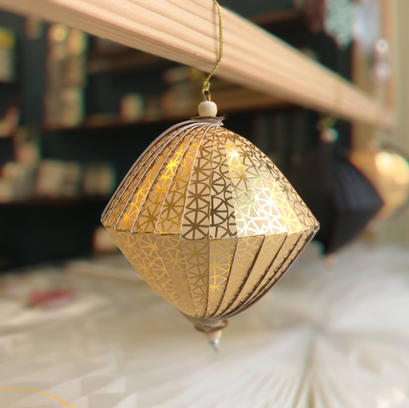 Boule de Noël en papier créatif et boule en bois