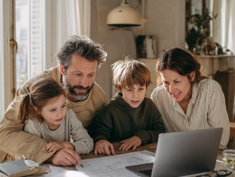 famille en train de monter son dossier prime rénov