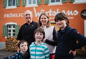 Familie Fröhlich, Fröhlichs Wirtshaus in Großweil nahe Walchensee und Glentleiten
