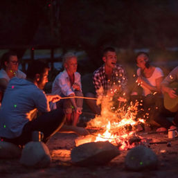 Teambesprechung bei Firmen-Event an überdachter Lagerfeuerstelle am Frankenturm