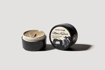 Regt die Zellreparatur an und gleicht Sonnenschäden aus
Nährt trockene Haut intensiv und stärkt die Hautbarriere
Unterstützt die Zellregeneration und glättet das Hautbild
Perfekte Anti-Aging-Creme und für Männer geeignet
unisex, vegan, plastikfrei