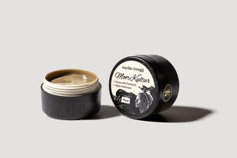 Leichte Textur – ideal im Sommer oder bei öliger Haut
Spendet Feuchtigkeit, ohne zu glänzen
Wirkt entzündungshemmend, beruhigend & regenerierend, jugendliche Haut, fettige