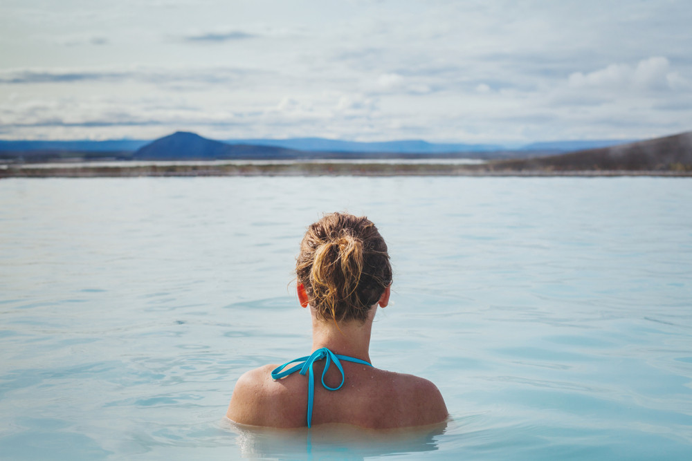 Femme se baignant à Myvatn