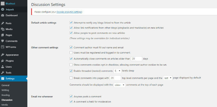 WordPress discussion settings screen showing options for article notifications, comment author requirements, and email alerts.