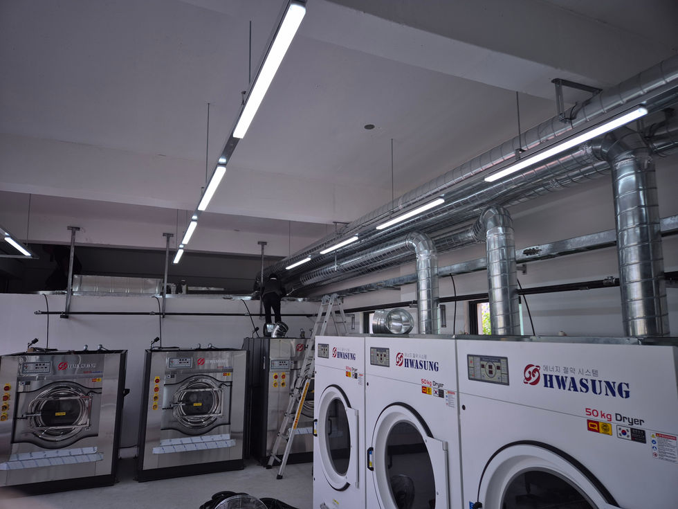 건조기 덕트 설치 중