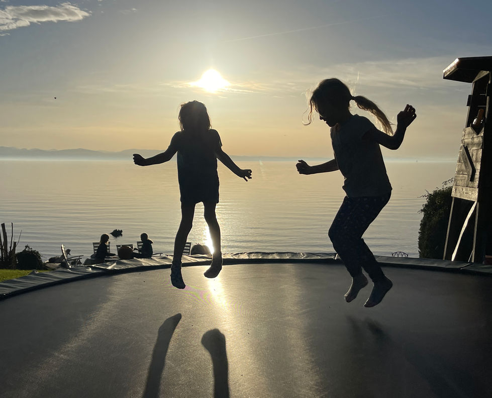 Kinder spielen auf dem Trampolin im Garten der Villa Noho am Bodensee