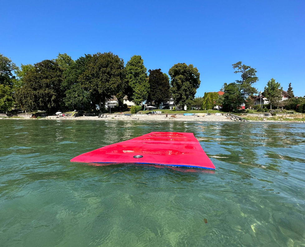 Große Wassermatte vor dem Privatstrand der Villa Noho am Bodensee