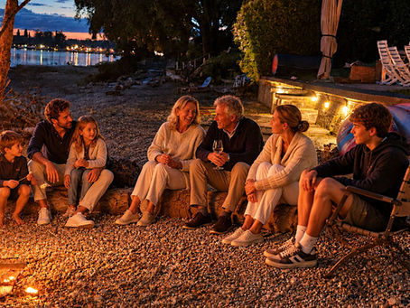 Mehrgenerationenurlaub am Bodensee – Familie mit Kindern und Großeltern am Lagerfeuer am Privatstrand der Villa Noho in Nonnenhorn.