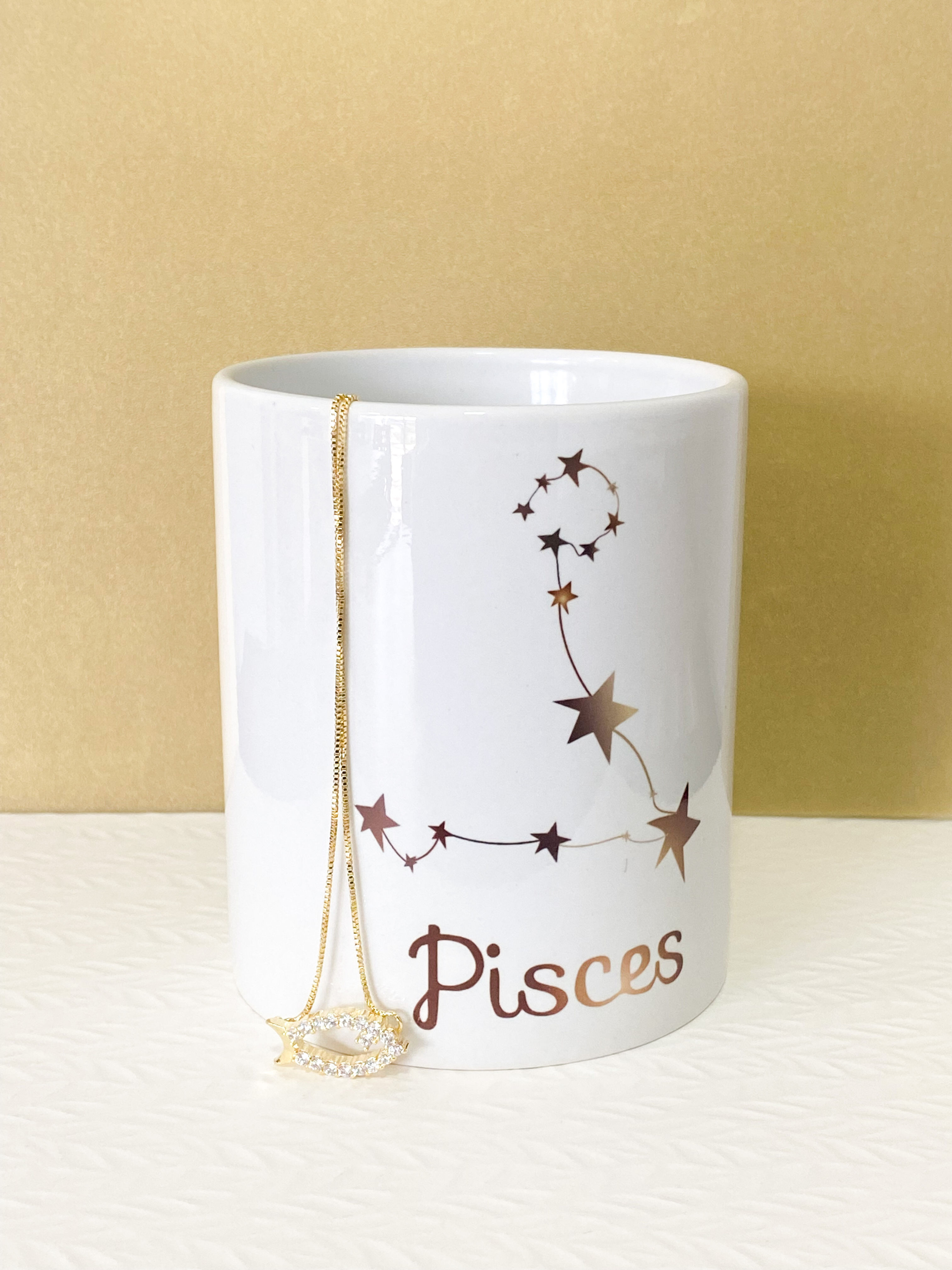 Kit caneca + colar dourado Peixes 