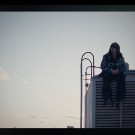 家庭内暴力により、今もトラウマを抱えるMel Edenが、愛を模索した新曲「A Kid」をリリース