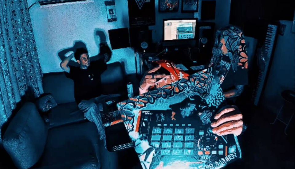 公家バイブス × YUHEYが、熱く荒く予測不能な楽曲「倍付けサティアン ft. MC masatatz」のMV公開 (アーティストコメントあり)