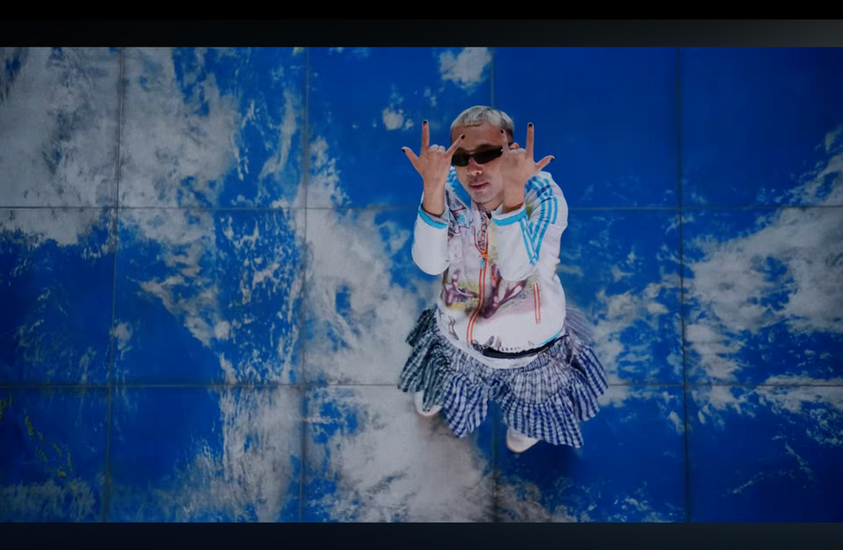 kZmが、新曲「Blue×３」で描く内面のズレと孤独感