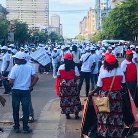 JOVENS NA CIDADE DE MAPUTO CELEBRAM O DIA DO TRABALHADOR APELANDO MAIS OPORTUNIDADES DE EMPREGO