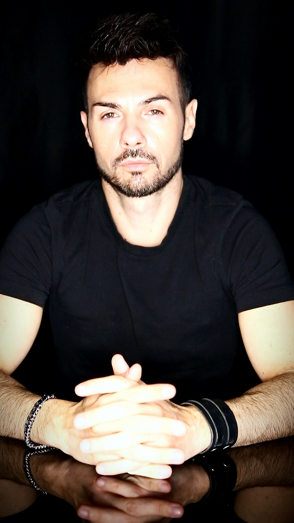 Linguaggio del corpo, serrare le dita delle mani tra loro