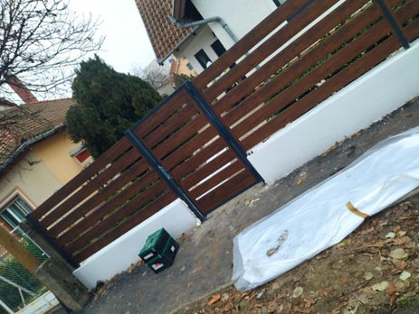 Modern kerítés építése Debrecenben.