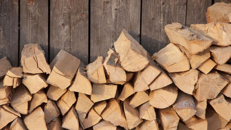 Hogyan válassz száraz tűzifát? Tippek a téli fűtéshez