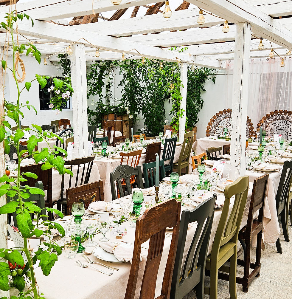 långbord med beige dukar och gröna glas