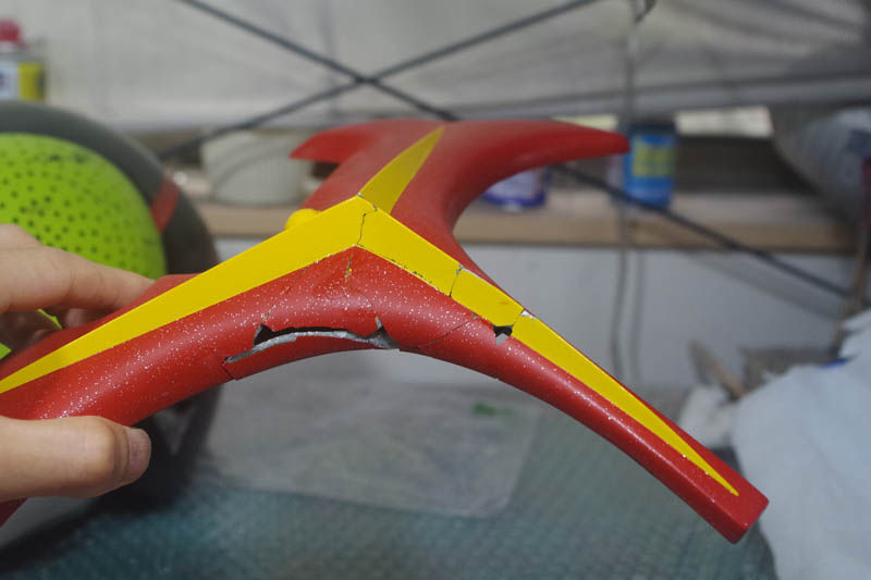 修復中の仮面ライダーのレプリカマスク