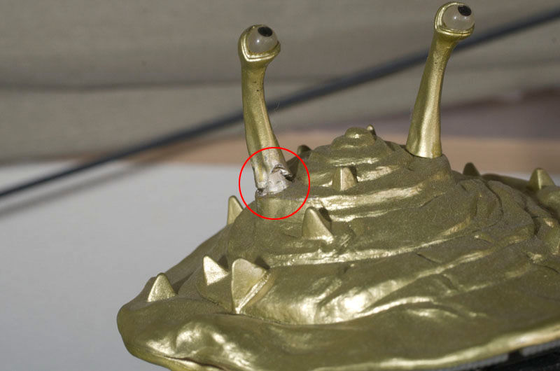 目の付け根が折れたカネゴンのフィギュア