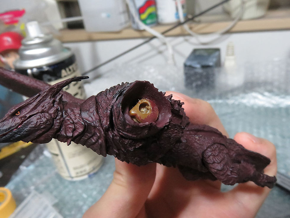 折れた羽根を修理中のS.H.MonsterArtsラドン