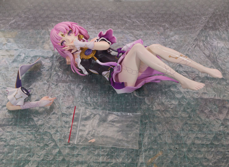 パーツが折れた美少女フィギュア