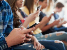 Les téléphones intelligents à l'école : un dilemmeentre apprentissages et distractions ?