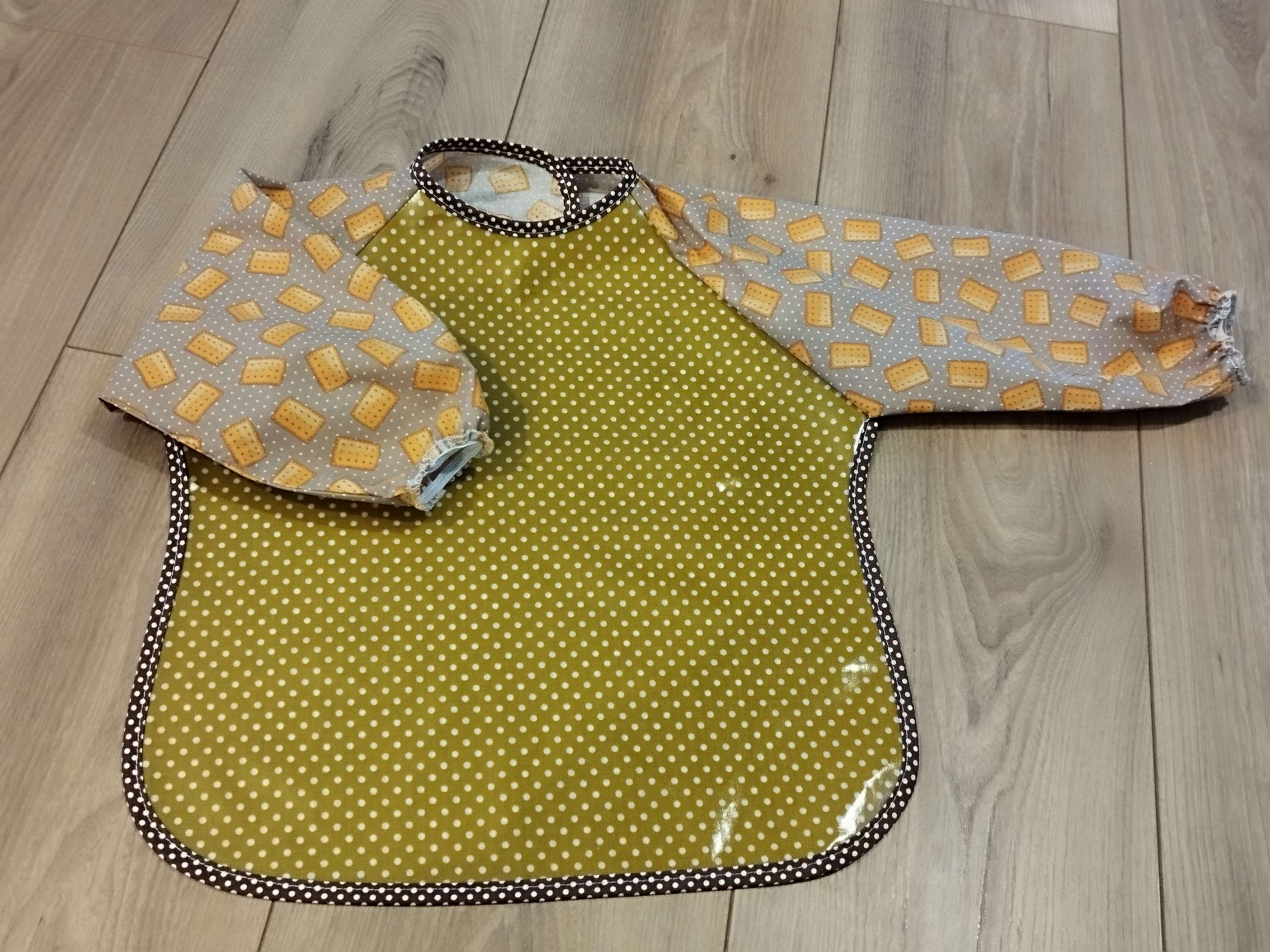 Bavoir manches longues gâteau