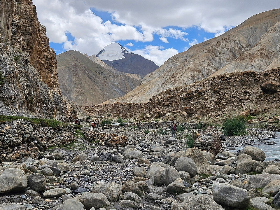 Kang Yatse viewed between Hangkar and Thachungtse on the Markha Valley trek.