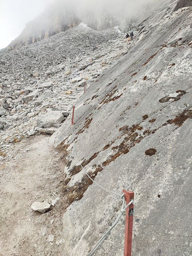 There is now a metal cable at the top of the west side of the Cho La. This makes the descent much safer for trekkers on the Everest 3 passes trail.