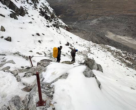 Descending the Cho La pass on the Everest 3 Passes trek