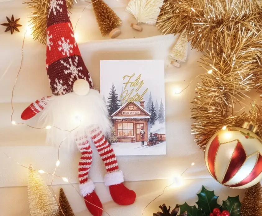 Cartão de natal vintage, moderno, minimalista com aplicação dourada