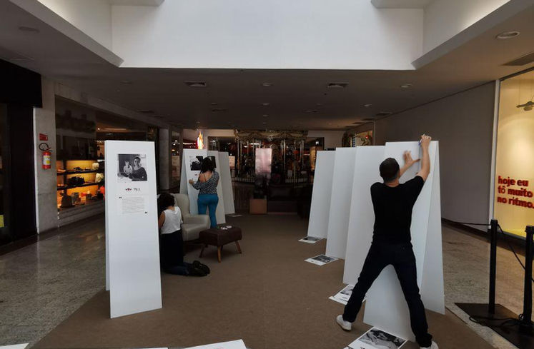 Montagem dos cavaletes para a exposição fotográfica sobre ser mãe e o nascimento.