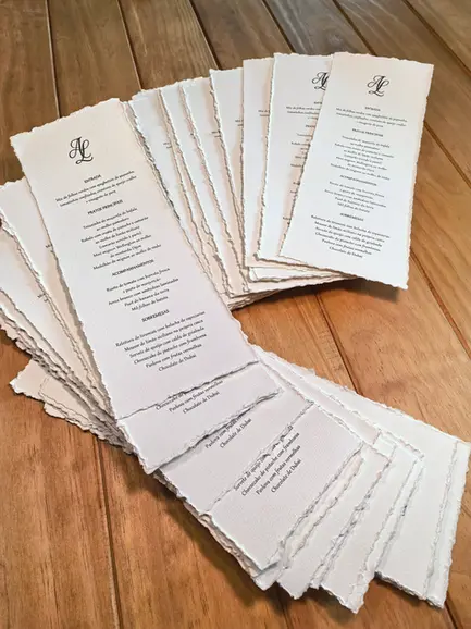 Menu de casamento elegante em papel texturizado e acabamento rasgadinho