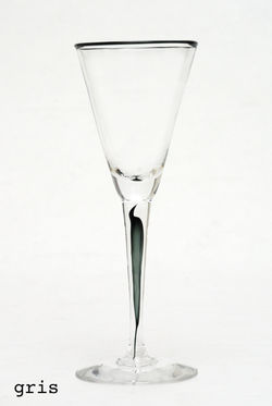 verre-à-pied-gris-Eric-Lindgren