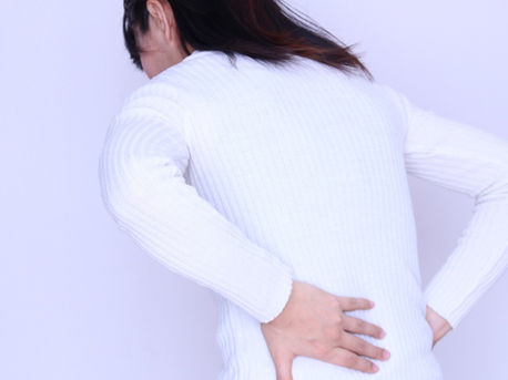 腰の痛みを抱える女性