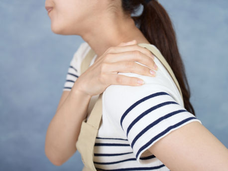 半年前から右肩が痛くて腕が上がらない。これって五十肩なの？