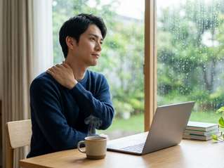 梅雨時期に肩こりを感じる男性