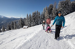 Familie beim Rodeln - Panorama Genussweg (c) Serfaus-Fiss-Ladis Marketing GmbH_Andreas Kirschner
