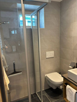 Blick in das Studio für 2 Personen mit Fokus auf Toilette und Dusche