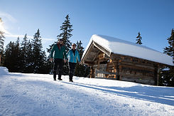 Ein Paar beim Winterspazierung - Winterwandern_Bienenhaus (c) Serfaus-Fiss-Ladis Marketing GmbH_Andreas Kirschner
