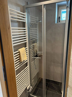 Blick in das Bad des Studio für 2 Personen mit Fokus auf Dusche und Handtuch-Trockner