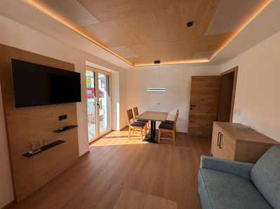 Blick nach Norden im Wohnzimmer der Wohnung Anemone