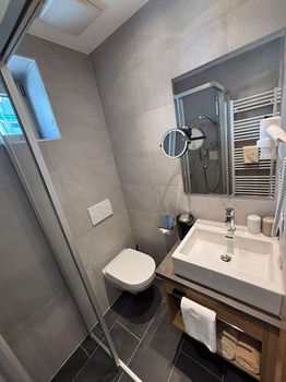 Blick ins Bad mit Fokus Waschbecken und Toilette des Studios für 2 Personen