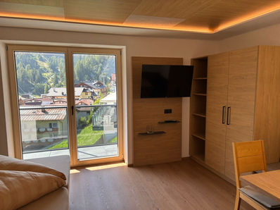 Blick in das Studio für 2 Personen mit Fokus auf Ausblick und Smart-TV, anderer Blickwinkel