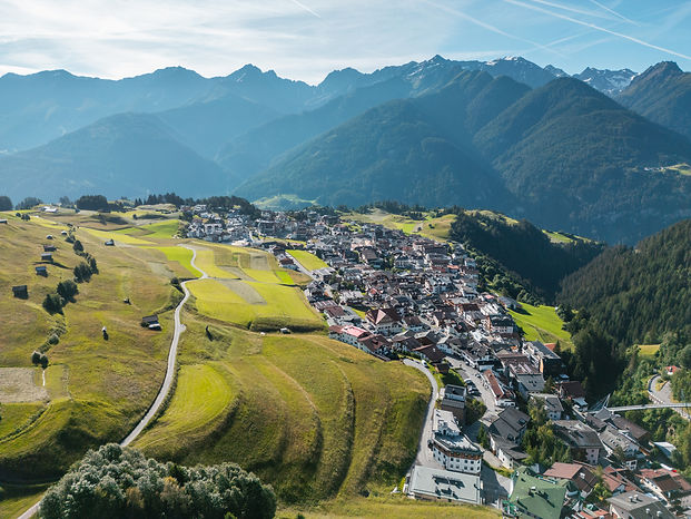 Ein Blick auf das Dorf von Westen gegen den Kaunergrat - Serfaus (c) Serfaus-Fiss-Ladis Marketing GmbH_Fabian Schirgi