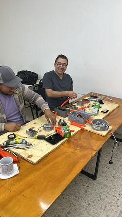 Estudiantes de Electricidad 11
