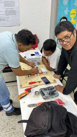 Estudiantes de Electricidad 13