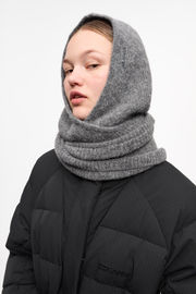femme qui porte une cagoule