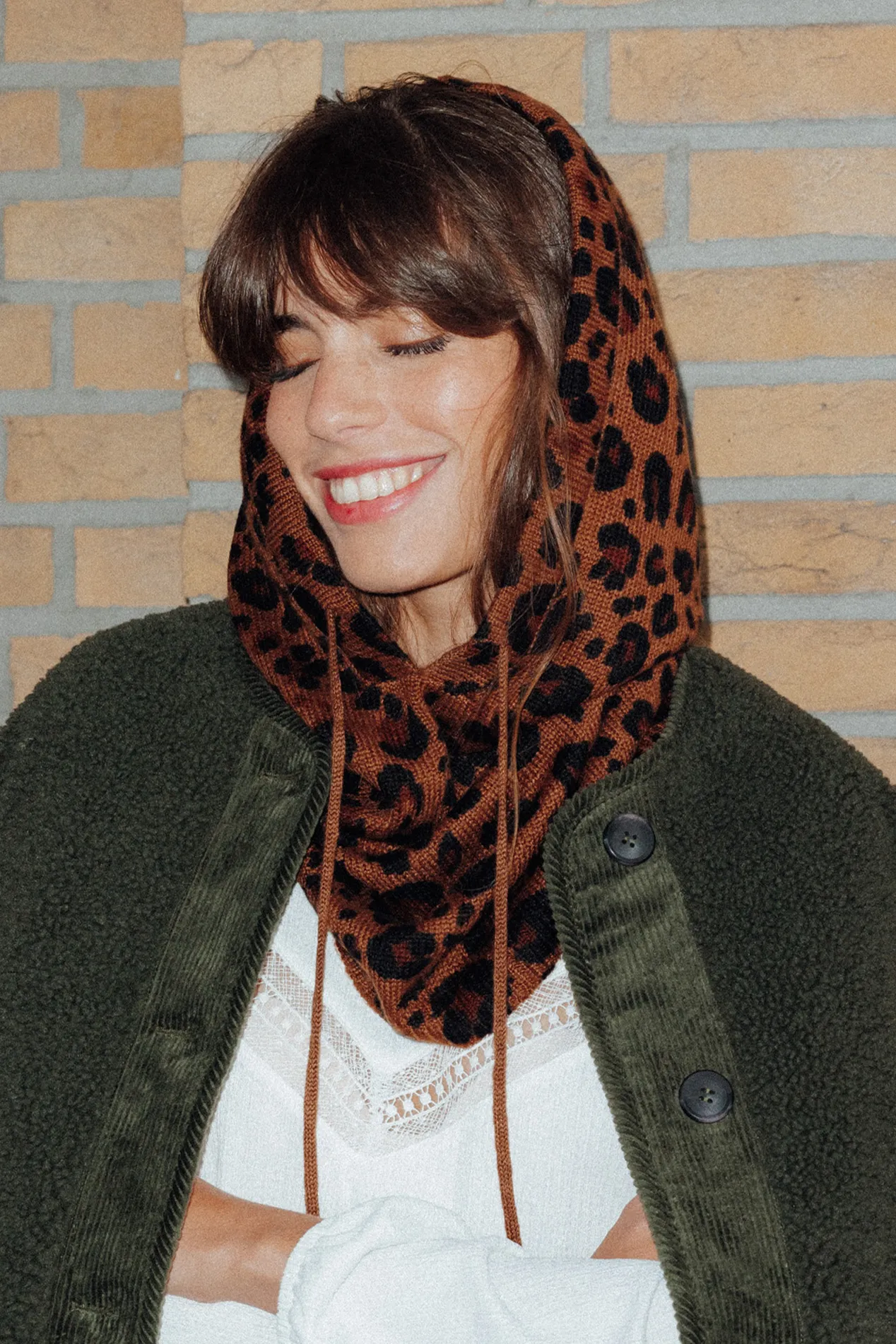 femme qui porte une cagoule